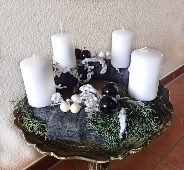 Eleganter schwarz weisser Adventskranz - Sonderanfertigung